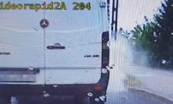 dymiący bus na zatoce autobusowej podczas kontroli