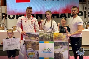 trzy dziewczyny, dwóch mężczyzn z flagą głuszyc