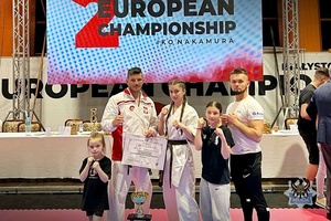 trzy dziewczyny i dwóch mężczyzn, zawodnicy karate, w pozują do zdjęcia