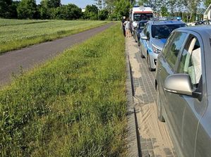 samochód mężczyzny, z tyłu radiowóz, za nim karetka