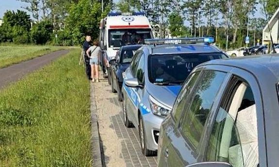samochód mężczyzny, z tyłu radiowóz, za nim karetka