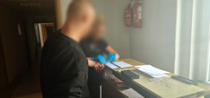 pobieranie odcisków palców od jednego z zatrzymanych