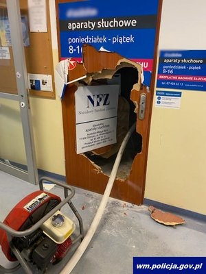 miejsce pożaru. Uszkodzone drzwi w przychodni