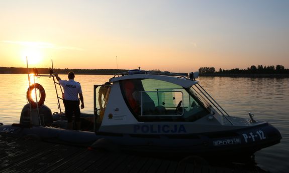 Policyjna motorówka z policjantami podczas ćwiczeń