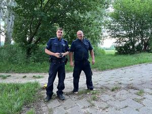 na zdjęciu dwóch umundurowanych policjantów