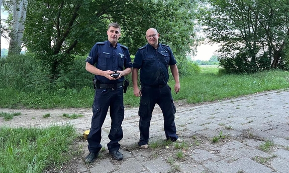 na zdjęciu dwóch umundurowanych policjantów