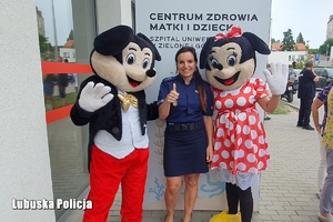 Policjantka z maskotkami