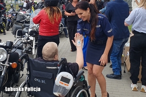 Policjantka z osobą na wózku inwalidzkim