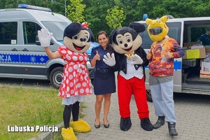 Policjantka z maskotkami