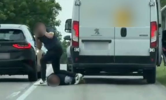 biały bus i nieoznakowany radiowóz, obok policjant zatrzymał złodzieja