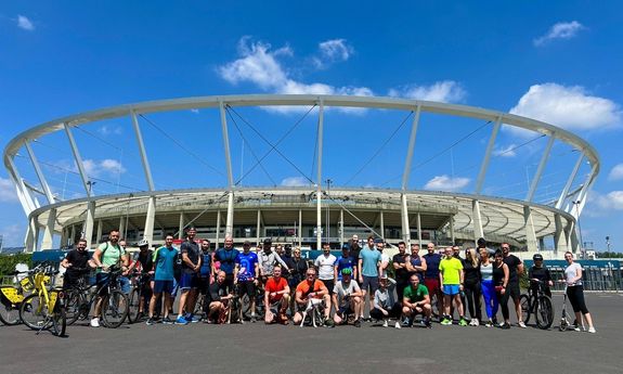 zdjęcie grupowe przed stadionem