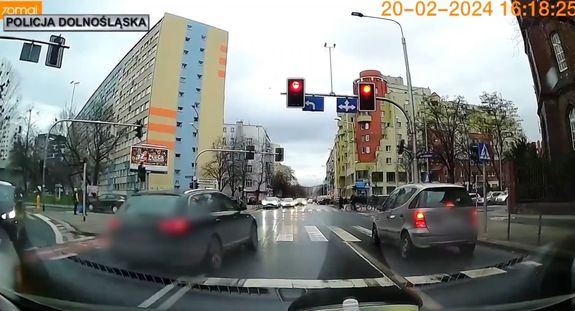 stop klatka z nagrania z kamery w samochodzie
