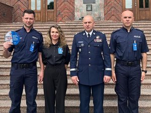 4 osoby stoją na schodach