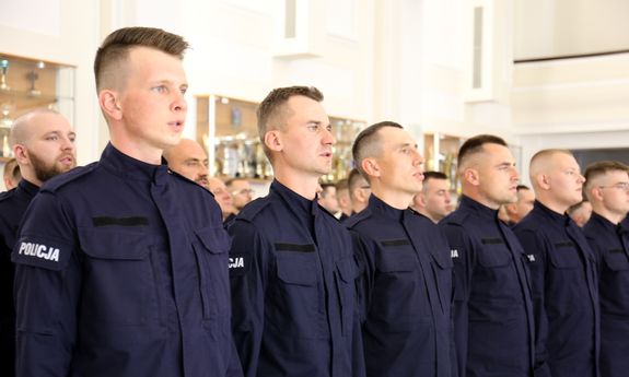 funkcjonariusze składają przysięgę