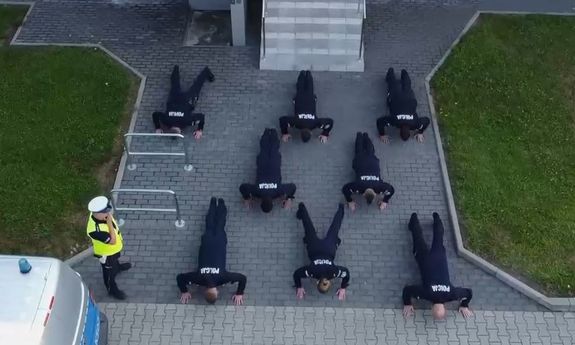 widok z góry na policjantów robiących pompki