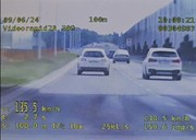 stop klatka z videorejestratora, na której kierowca łamie przepisy przekraczając dozwoloną prędkość
