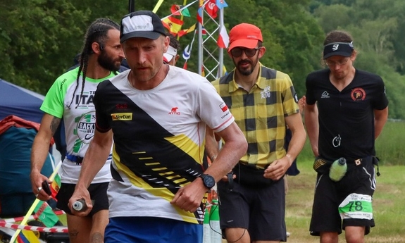 mł. asp. Łukasz Wróbel i inni zawodnicy w trakcie biegu