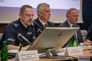komendant i ministrowie siedzą przy biurku