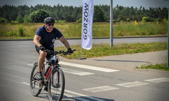 zawodnik jedzie na rowerze