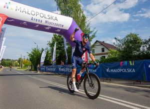 policjant w kolarskim stroju jedzie na rowerze w czasie wyścigu