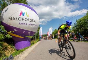 policjantka  w kolarskim stroju jedzie na rowerze w czasie wyścigu