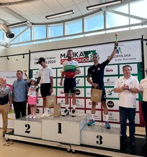zawodnicy kolarskiego wyścigu na podium