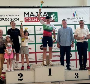 zawodnicy kolarskiego wyścigu na podium