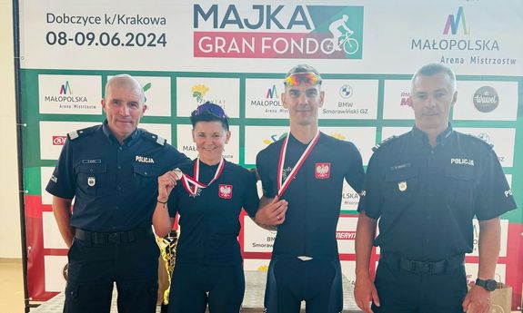dwoje policjantów w kolarskich strojach w obecności Zastępcy Komendanta Głównego Policji nadinspektora Romana Kustera oraz inspektor Szymona Sędzika Komendanta Wojewódzkiego Policji w Szczecinie