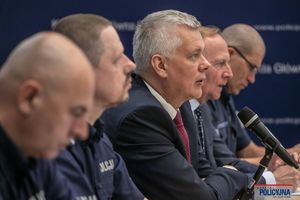 komendanci i ministrowie siedzą przy stole