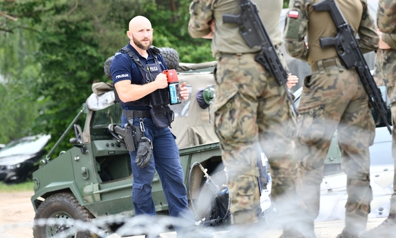 policjanci szkolą Wojsko Polskie