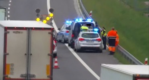samochód i radiowóz stoją na poboczu przy ekspresówce
