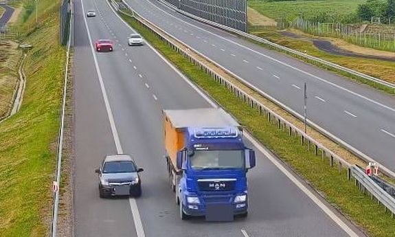 samochód cofa pasem awaryjnym zmuszając innych kierowców do omijania go