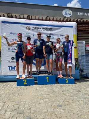 zawodnicy na podium