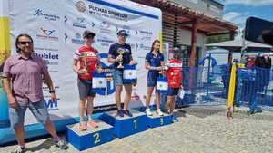 zawodnicy na podium