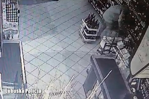 Osoba w masce nagrana przez monitoring sklepu