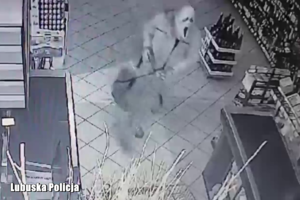 Osoba w masce nagrana przez monitoring sklepu