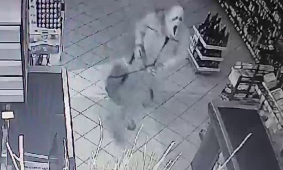 Osoba w masce nagrana przez monitoring sklepu