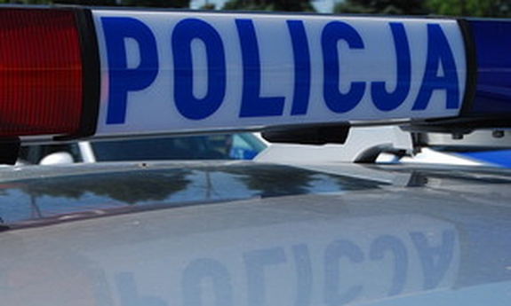 napis policja na sygnalizatorze świetlnym na dachu radiowozu policyjnego