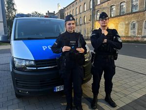 policjantki stoją przy radiowozie