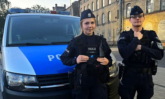 policjantki stoją przy radiowozie