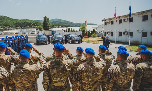 policjanci oddają hołd
