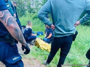 funkcjonariusze udzielają pomocy leżącemu mężczyźnie