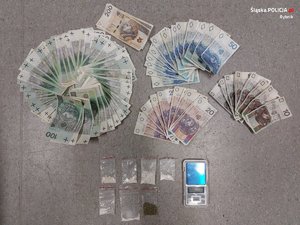 banknoty złotych polskich o nominałach 200, 100, 50, 20, 10 oraz ułożone w woreczkach strunowych substancje w postaci proszku i suszu