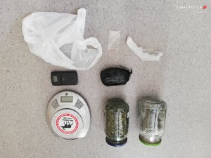 dwie wagi, dwa słoiczki z zawartością suszu, zawiniątko z czarnej folii streczowej, torebeczka z zapięciem strunowym, reklamówka foliowa w kolorze białym
