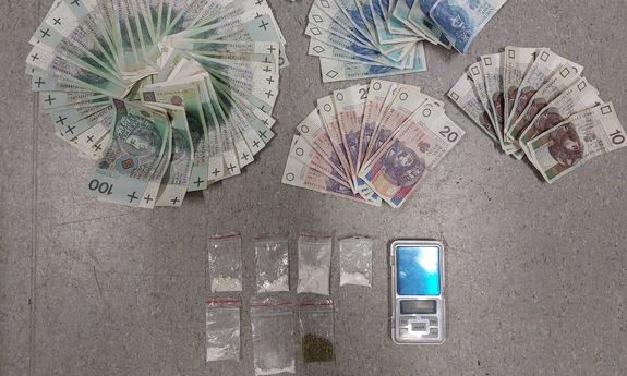 banknoty złotych polskich o nominałach 200, 100, 50, 20, 10 oraz ułożone w woreczkach strunowych substancje w postaci proszku i suszu