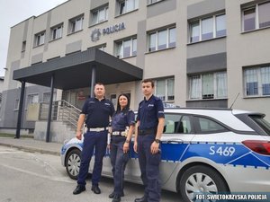 st. asp. Adam Sobczyk, sierż. szt. Paula Kępińska oraz post. Igor Chrobot stoją przy radiowozie