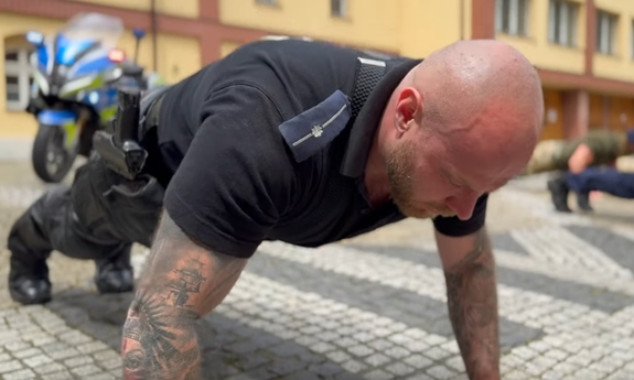 policjant wykonujący pompki