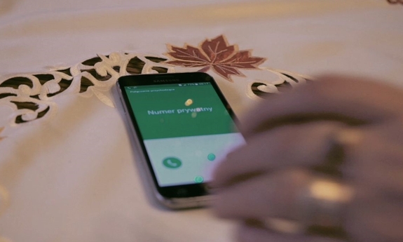 osoba sięga po telefon