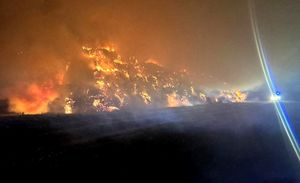 Pora nocna. Płonąca sterta bali ze słomą
