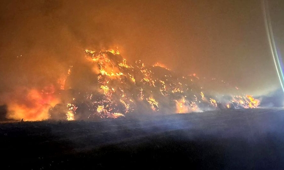 Pora nocna. Płonąca sterta bali ze słomą